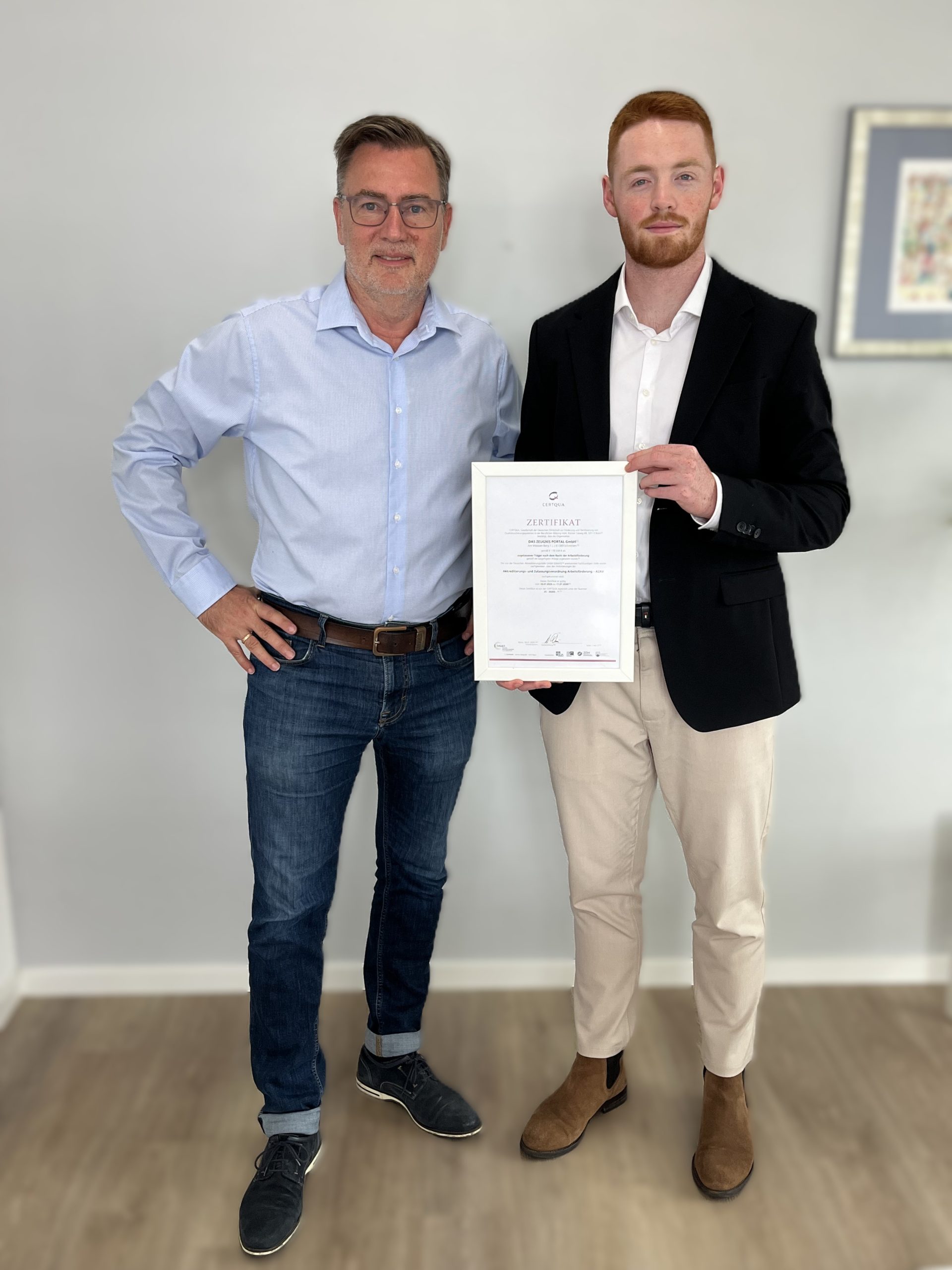 Luca-und-Dirk-mit-Zertifikat Luca und Dirk zeigen das AZAV Zertifikat von Certqua