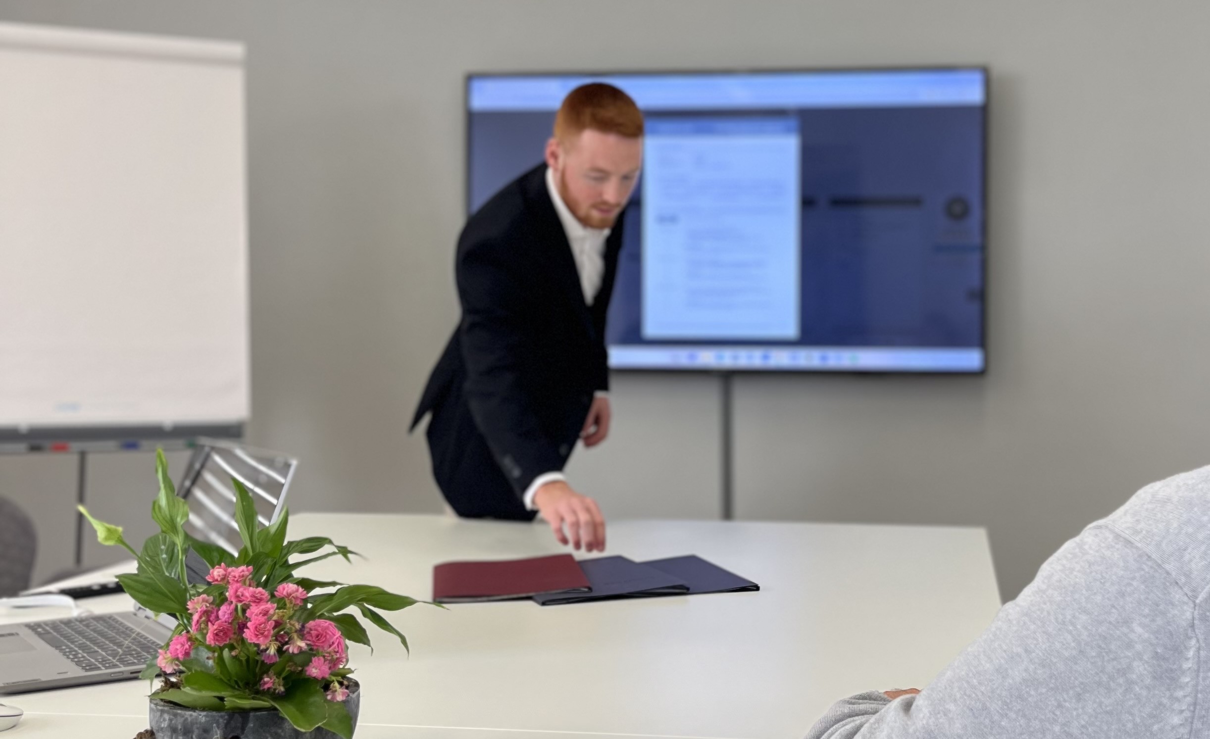 lucas-Vorstellung-Assesment-Center-cocotrain Luca stellt das Assessment im Konferenzraum vor